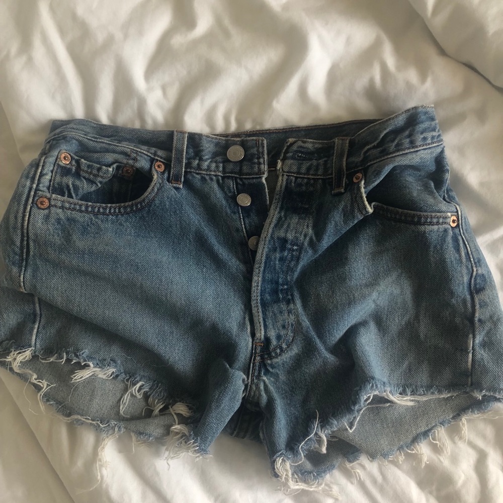 Levi high waisted blue shorts